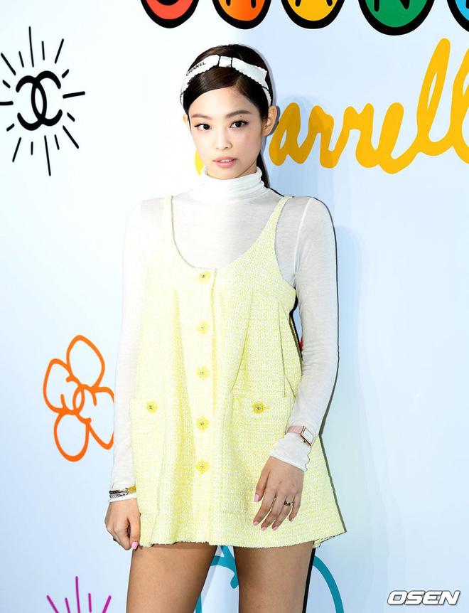 Hết thời con cưng của stylist, Jennie (Black Pink) gây ngán ngẩm với bộ trang phục chẳng khác nào quả cầu lông-4