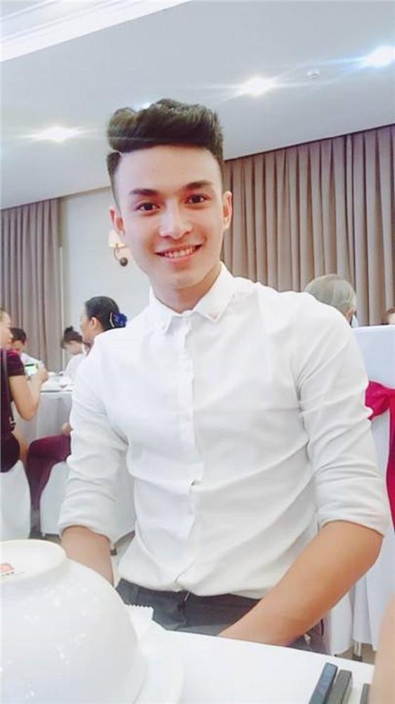 Đi tuyển sinh hướng nghiệp, hai nam sinh khiến hội học sinh nữ rung rinh vì ngoại hình quá điển trai-1