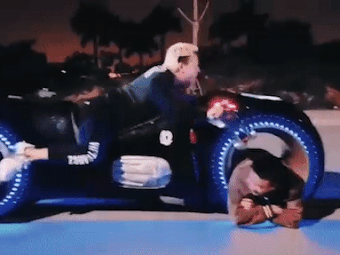 Clip: Moto không trục giá 2,7 tỷ đồng đầu tiên của Việt Nam vừa chạy vừa để 2 người nằm trong bánh