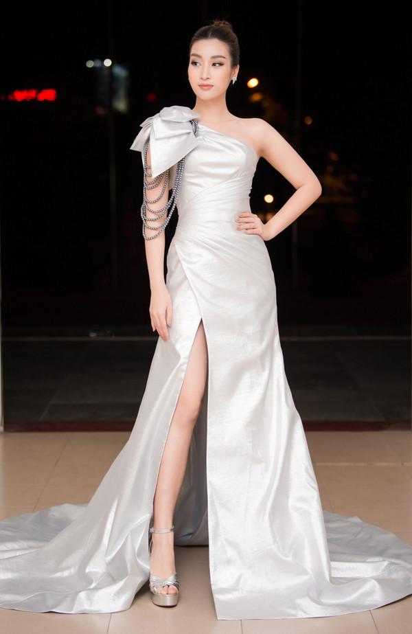 Hương Giang diện jumpsuit khoe vòng eo 56cm trứ danh - Nhã Phương vừa tái xuất đã chiếm spotlight SAO ĐẸP-2