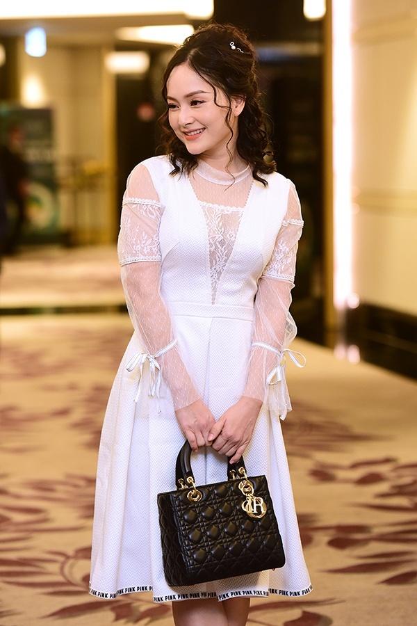 SAO MẶC XẤU: Phượng Chanel mặc quần đùi dự sự kiện - Diva Hồng Nhung rườm rà vì chiếc đầm khủng-4