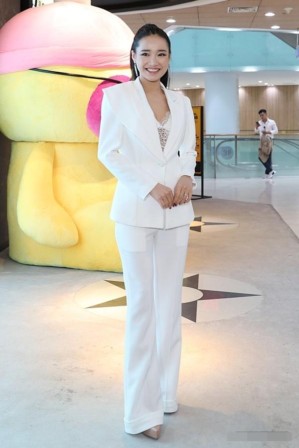 Hương Giang diện jumpsuit khoe vòng eo 56cm trứ danh - Nhã Phương vừa tái xuất đã chiếm spotlight SAO ĐẸP-6