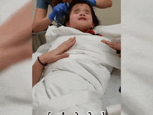 Xúc động trào nước mắt nghe cô bé mù 8 tuổi hát trên giường bệnh
