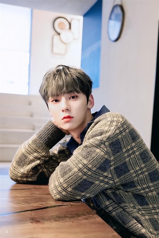 Chân dung chiếc áo khiến dàn nam thần Kpop kéo nhau đụng hàng chan chát dạo gần đây-2