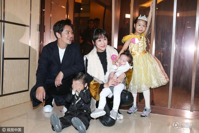 Á hậu được chồng tận tay chăm sóc vùng kín, 5 năm 4 lần rạch bụng đón con thơ-15