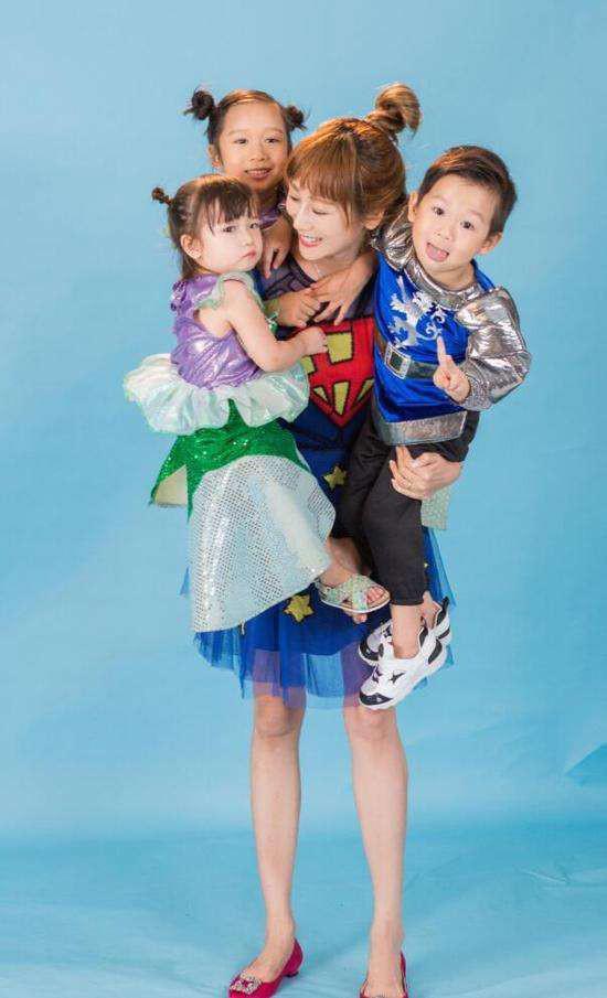 Á hậu được chồng tận tay chăm sóc vùng kín, 5 năm 4 lần rạch bụng đón con thơ-17