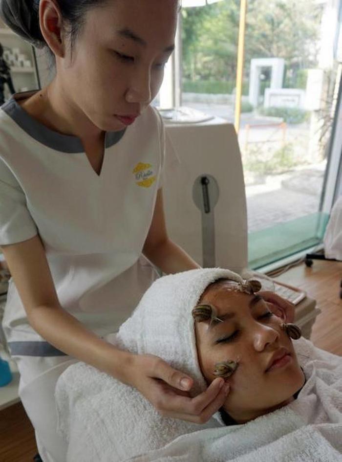 Làm đẹp với ốc sên, đỉa, rắn... trên đời chuyện quái gì cũng có thể xảy ra-2