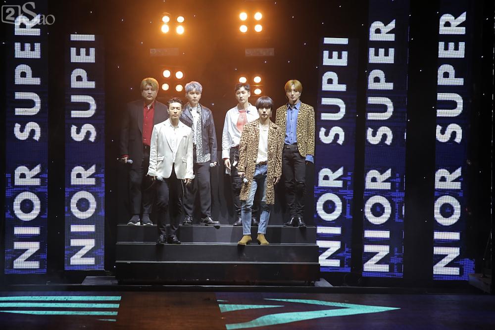 Chỉ bằng hộp giấy ăn, Super Junior thổi nến mừng sinh nhật cực hài cùng fan Việt ngay trên sân khấu-2