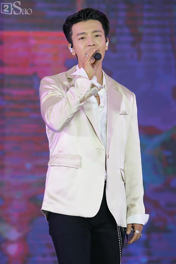 Chỉ bằng hộp giấy ăn, Super Junior thổi nến mừng sinh nhật cực hài cùng fan Việt ngay trên sân khấu-7