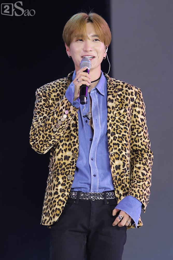 Chỉ bằng hộp giấy ăn, Super Junior thổi nến mừng sinh nhật cực hài cùng fan Việt ngay trên sân khấu-5