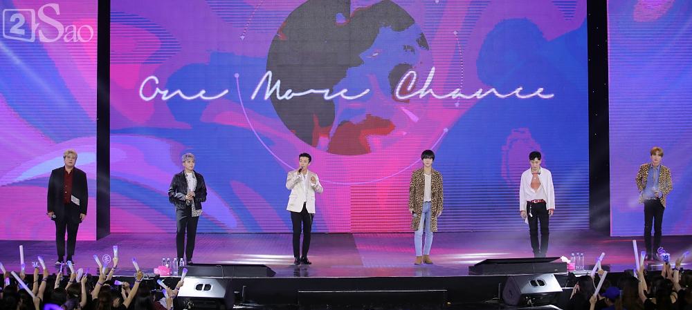 Chỉ bằng hộp giấy ăn, Super Junior thổi nến mừng sinh nhật cực hài cùng fan Việt ngay trên sân khấu-3