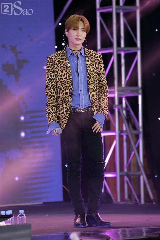 Chỉ bằng hộp giấy ăn, Super Junior thổi nến mừng sinh nhật cực hài cùng fan Việt ngay trên sân khấu-4