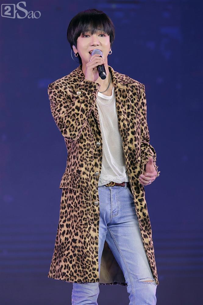 Chỉ bằng hộp giấy ăn, Super Junior thổi nến mừng sinh nhật cực hài cùng fan Việt ngay trên sân khấu-9