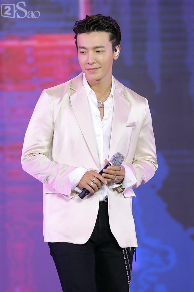 Chỉ bằng hộp giấy ăn, Super Junior thổi nến mừng sinh nhật cực hài cùng fan Việt ngay trên sân khấu-6