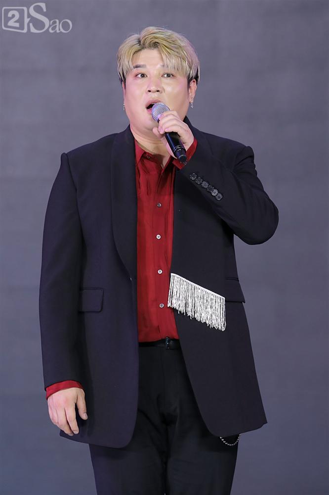 Chỉ bằng hộp giấy ăn, Super Junior thổi nến mừng sinh nhật cực hài cùng fan Việt ngay trên sân khấu-11