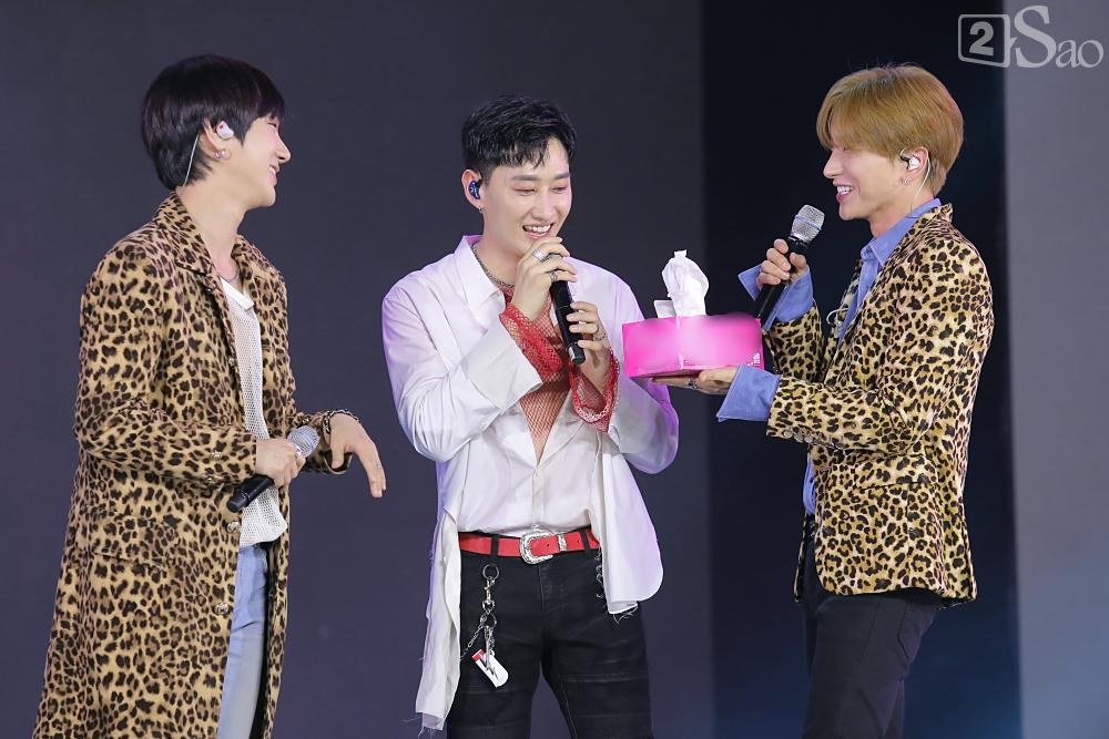 Chỉ bằng hộp giấy ăn, Super Junior thổi nến mừng sinh nhật cực hài cùng fan Việt ngay trên sân khấu-12