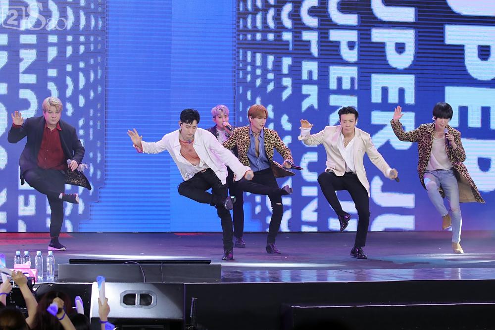Chỉ bằng hộp giấy ăn, Super Junior thổi nến mừng sinh nhật cực hài cùng fan Việt ngay trên sân khấu-15