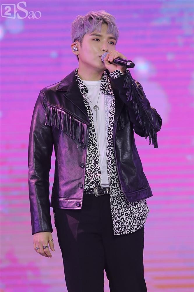 Chỉ bằng hộp giấy ăn, Super Junior thổi nến mừng sinh nhật cực hài cùng fan Việt ngay trên sân khấu-10