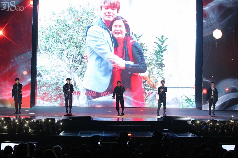 Chỉ bằng hộp giấy ăn, Super Junior thổi nến mừng sinh nhật cực hài cùng fan Việt ngay trên sân khấu-26