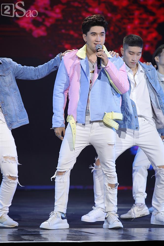 Chỉ bằng hộp giấy ăn, Super Junior thổi nến mừng sinh nhật cực hài cùng fan Việt ngay trên sân khấu-23