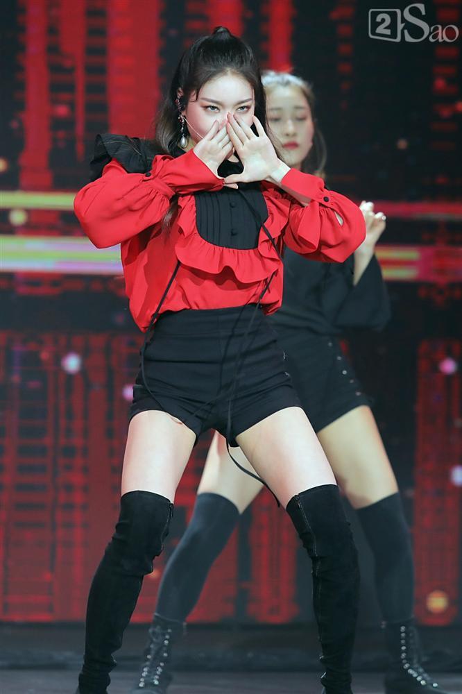 Chỉ bằng hộp giấy ăn, Super Junior thổi nến mừng sinh nhật cực hài cùng fan Việt ngay trên sân khấu-18