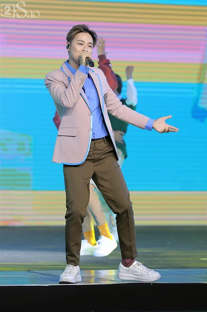 Chỉ bằng hộp giấy ăn, Super Junior thổi nến mừng sinh nhật cực hài cùng fan Việt ngay trên sân khấu-24