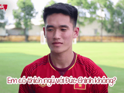 'Cậu ấm' của U23 Việt Nam phản ứng gì khi được hỏi: 'Có thích ngủ với Đức Chinh không'