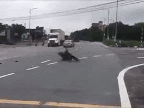 Người đàn ông ngã vật ra đường, thanh niên dựng xe máy hốt hoảng vì bị người dân quây kín đòi đánh-1