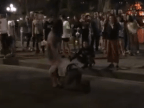 Gặp người yêu đi chơi với trai, thanh niên ôm chặt chân bạn gái gào khóc giữa phố: ‘Em bỏ anh nữa đi’