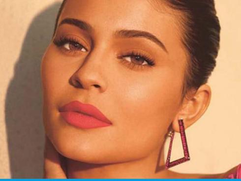 Học lỏm bí quyết đánh son 'thần thánh' của Kylie Jenner