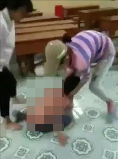 Nữ sinh ở Hưng Yên bị 5 bạn học lột đồ, đánh hội đồng đến nhập viện tâm thần: Liên tục hoảng loạn, ôm đầu la hét-2