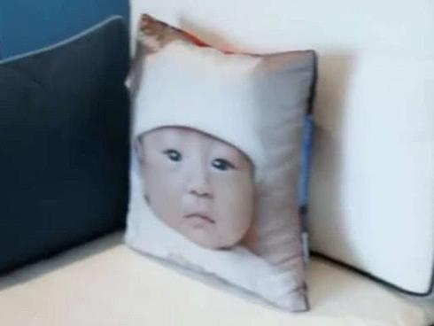 Hot: Trương Bá Chi vô tình làm lộ mặt con trai sơ sinh thứ ba