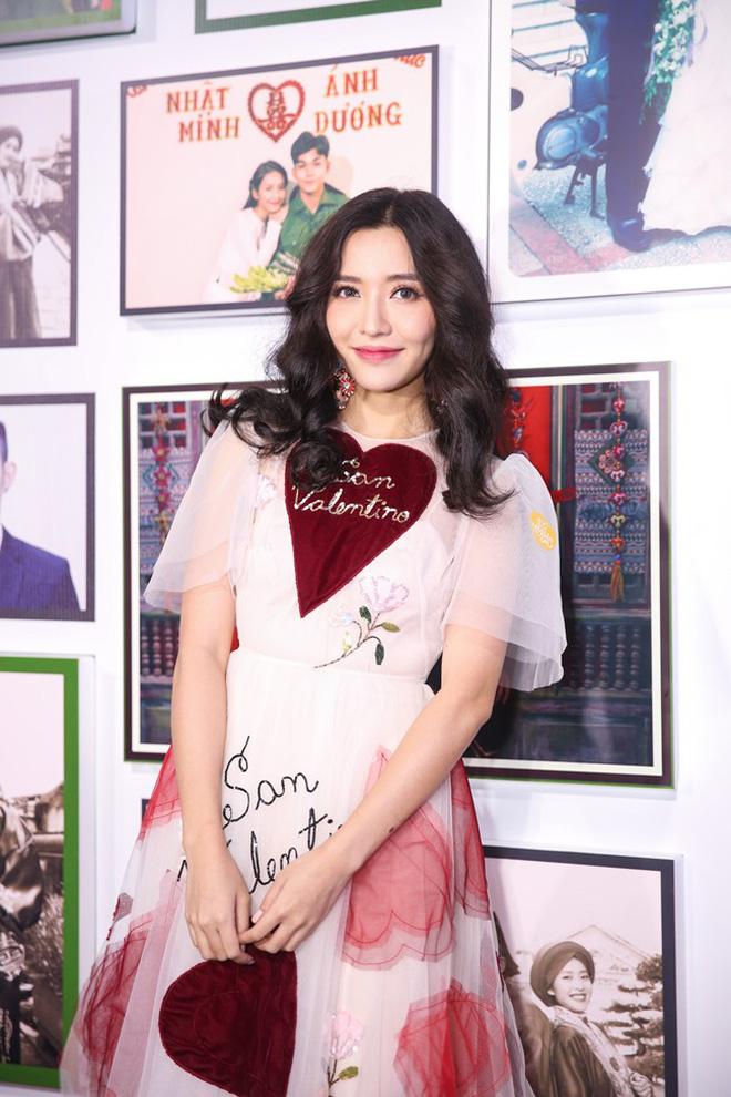 Lần đầu đụng hàng với chị đẹp Bích Phương, bạn gái Duy Mạnh lép vế vì trang điểm lẫn kiểu tóc già chát-4