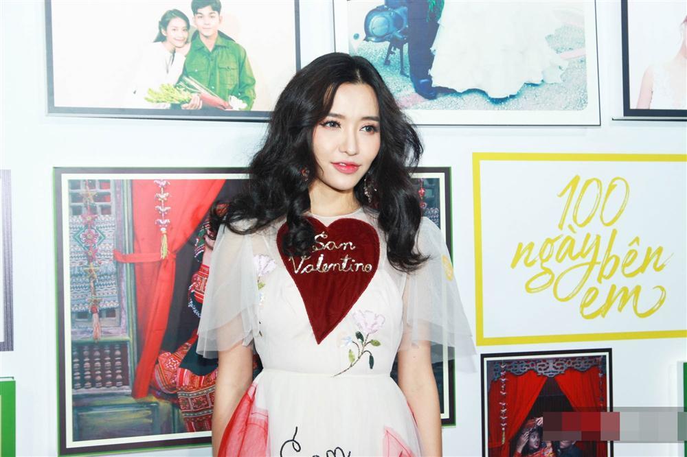 Lần đầu đụng hàng với chị đẹp Bích Phương, bạn gái Duy Mạnh lép vế vì trang điểm lẫn kiểu tóc già chát-5