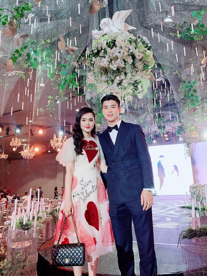 Lần đầu đụng hàng với chị đẹp Bích Phương, bạn gái Duy Mạnh lép vế vì trang điểm lẫn kiểu tóc già chát-1