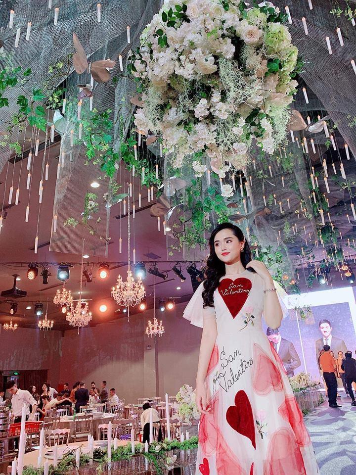 Lần đầu đụng hàng với chị đẹp Bích Phương, bạn gái Duy Mạnh lép vế vì trang điểm lẫn kiểu tóc già chát-2