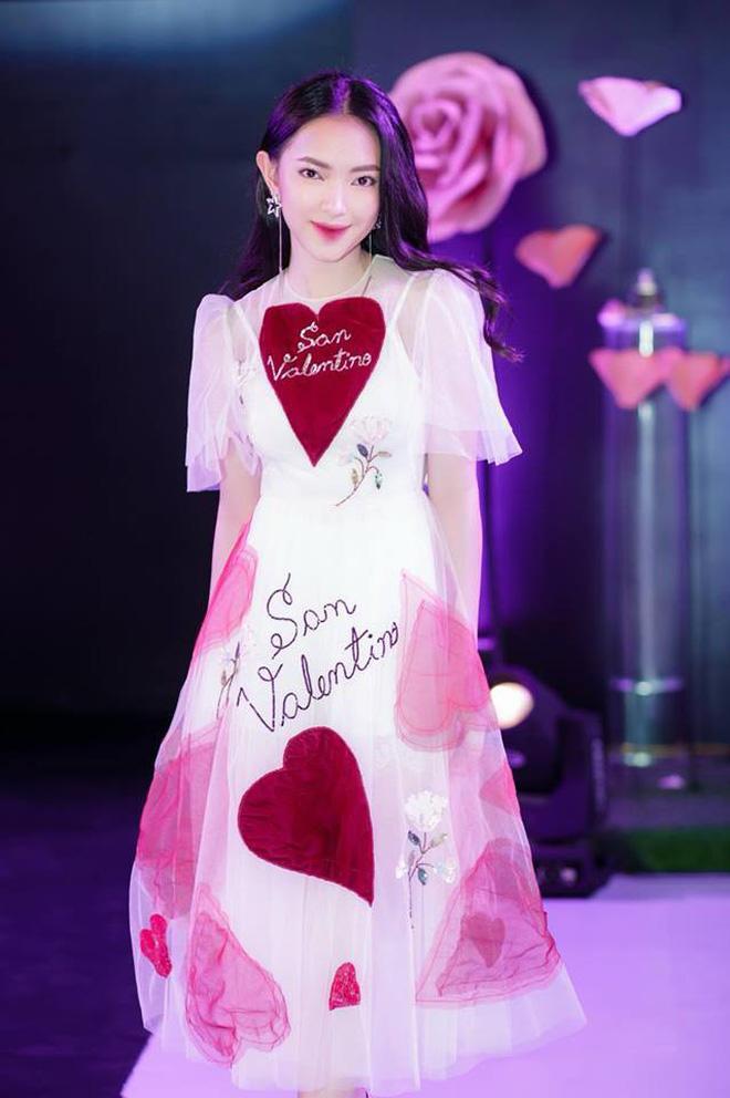 Lần đầu đụng hàng với chị đẹp Bích Phương, bạn gái Duy Mạnh lép vế vì trang điểm lẫn kiểu tóc già chát-7