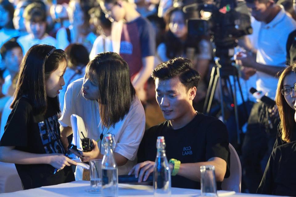 Xuất hiện nổi bật tại Giờ trái đất 2019, dàn cầu thủ U23 Việt Nam được fans nhiệt tình vây để xin chữ kí-3