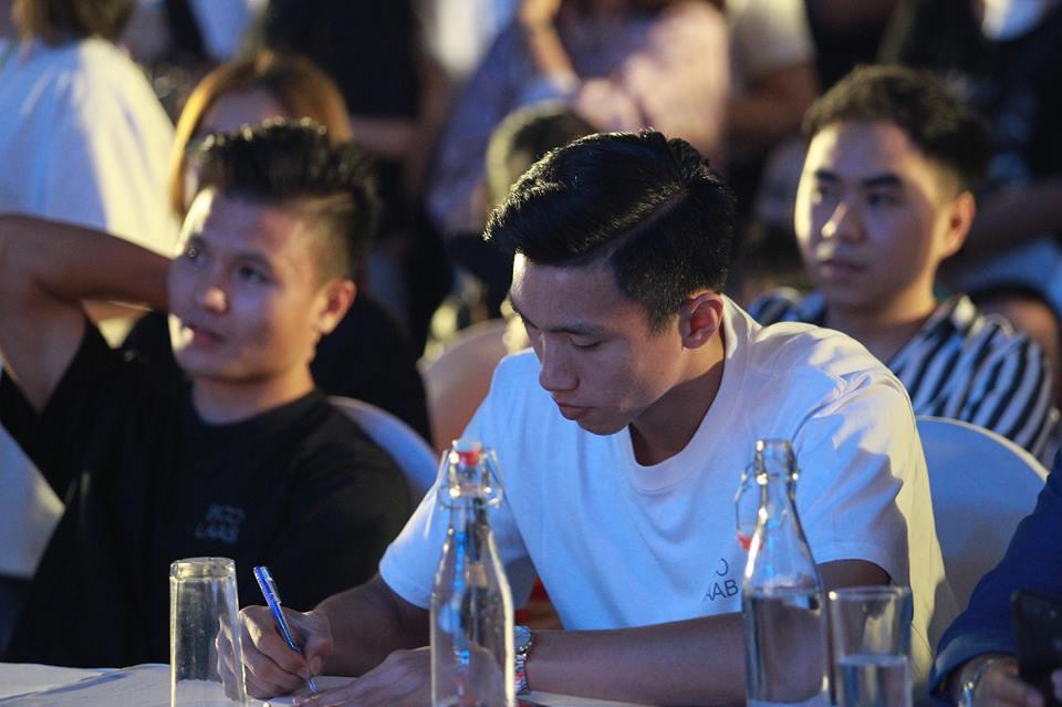 Xuất hiện nổi bật tại Giờ trái đất 2019, dàn cầu thủ U23 Việt Nam được fans nhiệt tình vây để xin chữ kí-5