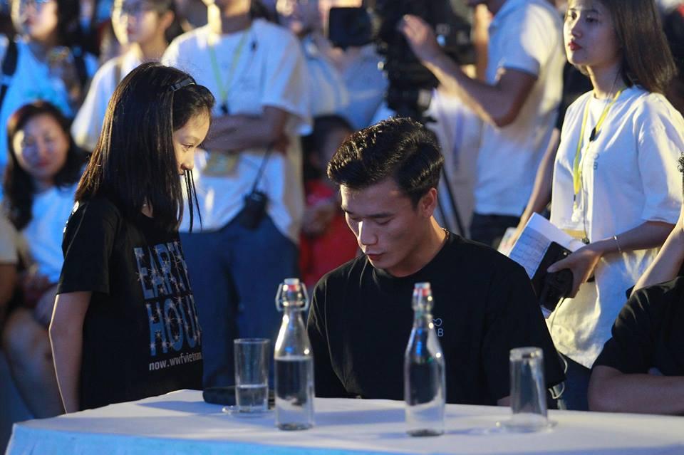 Xuất hiện nổi bật tại Giờ trái đất 2019, dàn cầu thủ U23 Việt Nam được fans nhiệt tình vây để xin chữ kí-4