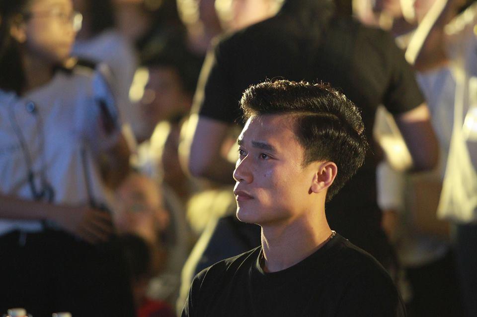 Xuất hiện nổi bật tại Giờ trái đất 2019, dàn cầu thủ U23 Việt Nam được fans nhiệt tình vây để xin chữ kí-8