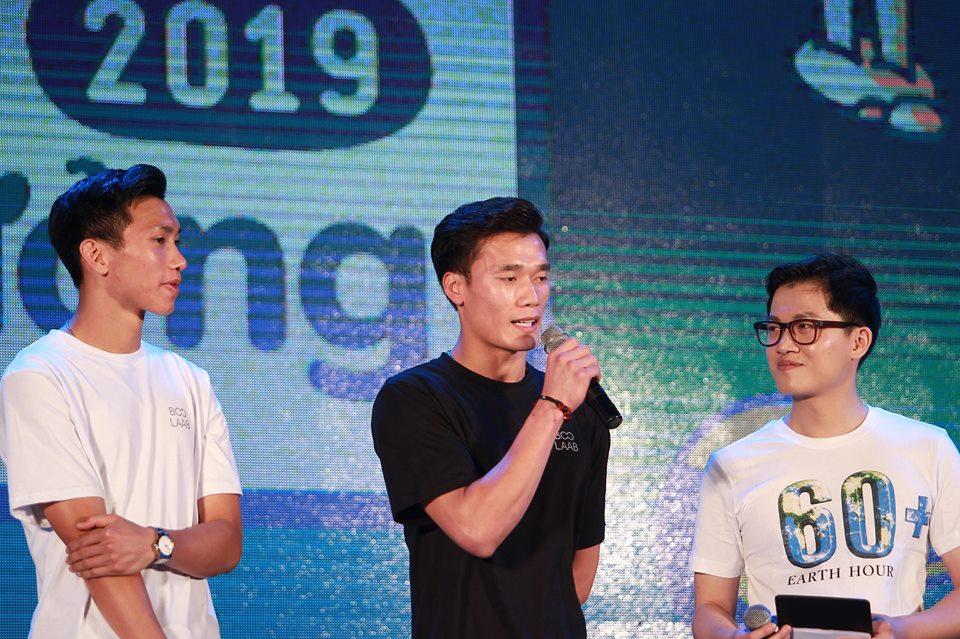 Xuất hiện nổi bật tại Giờ trái đất 2019, dàn cầu thủ U23 Việt Nam được fans nhiệt tình vây để xin chữ kí-7