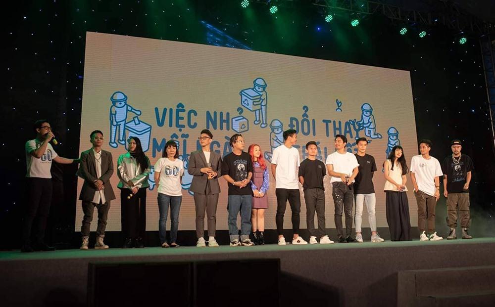 Xuất hiện nổi bật tại Giờ trái đất 2019, dàn cầu thủ U23 Việt Nam được fans nhiệt tình vây để xin chữ kí-1