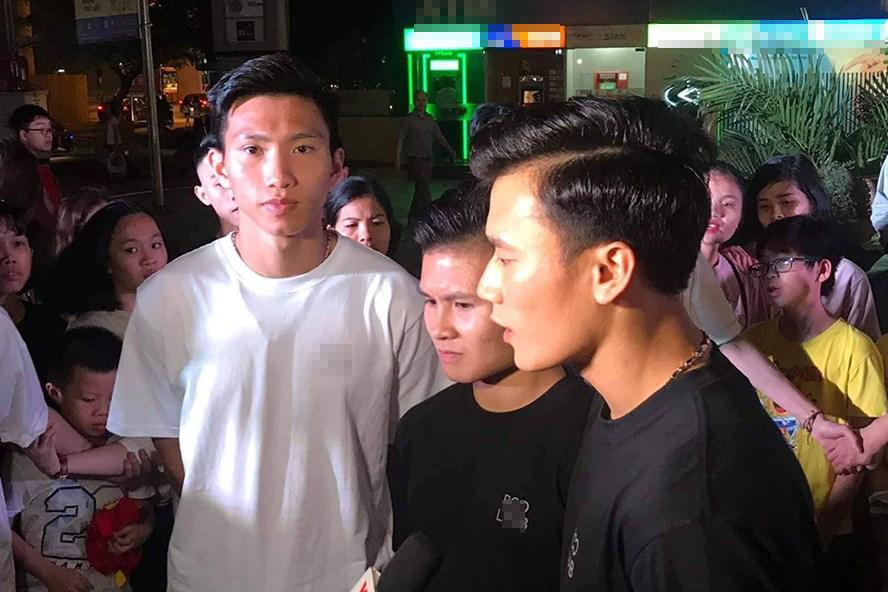 Xuất hiện nổi bật tại Giờ trái đất 2019, dàn cầu thủ U23 Việt Nam được fans nhiệt tình vây để xin chữ kí-2