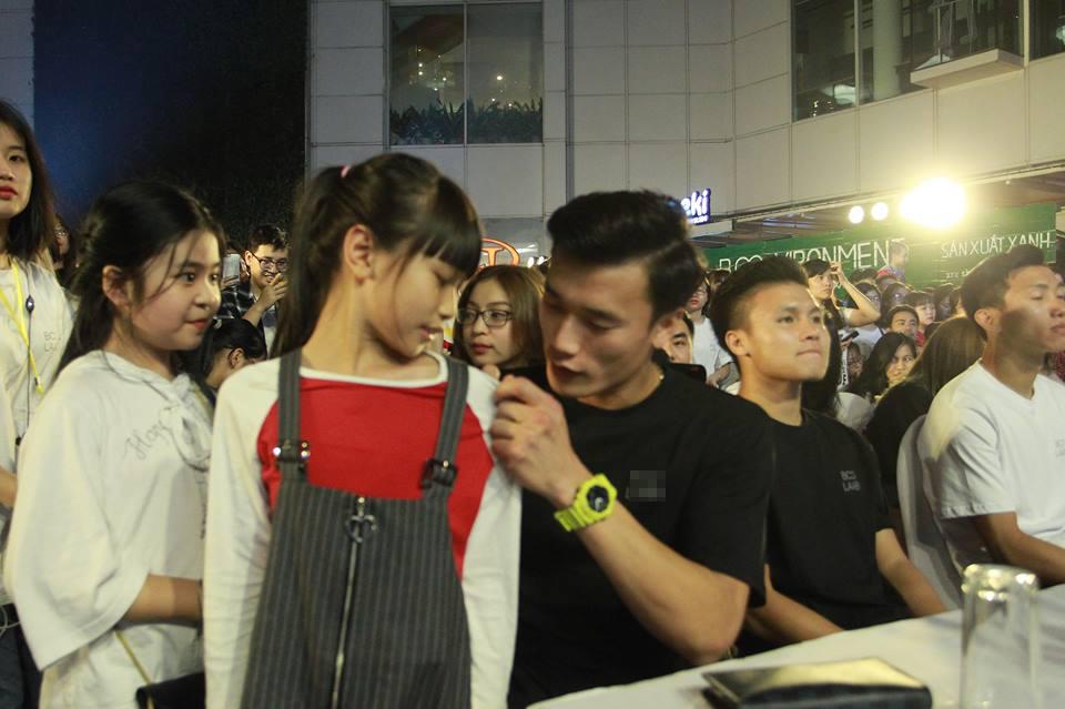 Xuất hiện nổi bật tại Giờ trái đất 2019, dàn cầu thủ U23 Việt Nam được fans nhiệt tình vây để xin chữ kí-6