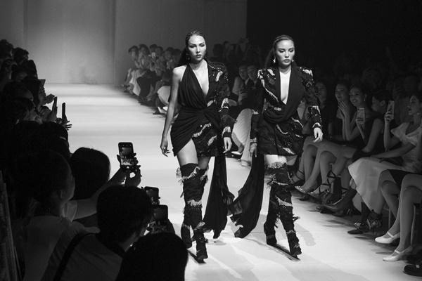 Cặp đôi bách hợp Kỳ Duyên - Minh Triệu khuấy đảo sàn catwalk khi cùng tranh vị trí vedette-1