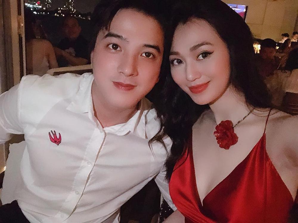 Tiếp tục triết lý tình - tiền nhưng thật may cho Ngọc Trinh khi không bị ném đá dữ dội như xưa-5