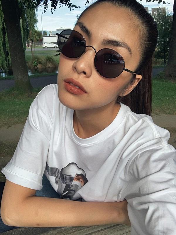 Cặp đôi chị em song Hà trùng tên trùng cả dáng khuôn mặt độc nhất vô nhị ở Vbiz-2