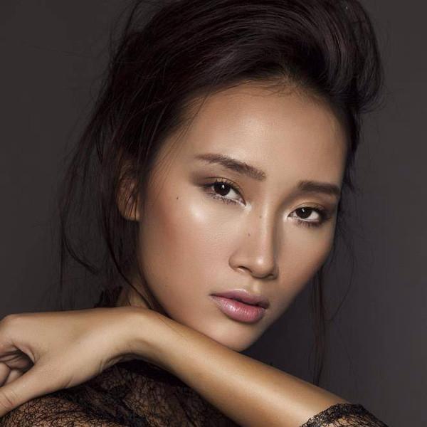 Cặp đôi chị em song Hà trùng tên trùng cả dáng khuôn mặt độc nhất vô nhị ở Vbiz-6