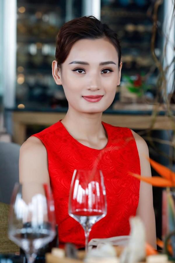 Cặp đôi chị em song Hà trùng tên trùng cả dáng khuôn mặt độc nhất vô nhị ở Vbiz-7